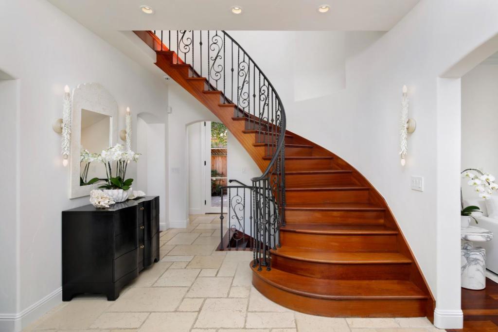 23 Almendral Avenue Property Photo 4