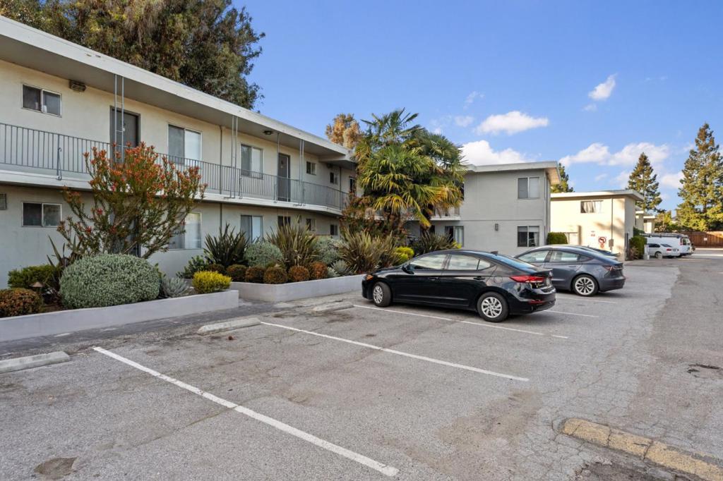 655663 Moorpark Way Property Photo 4