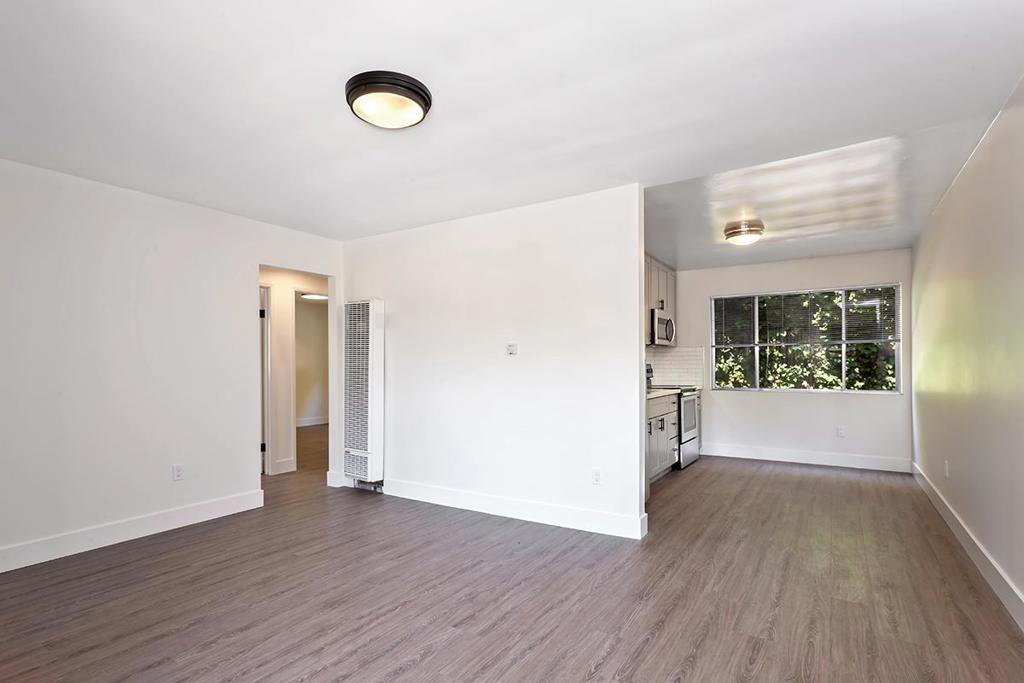 655663 Moorpark Way Property Photo 7