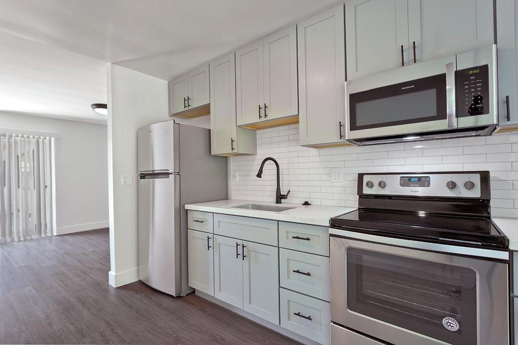 655663 Moorpark Way Property Photo 8