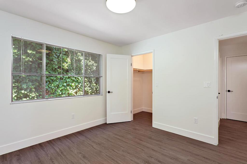 655663 Moorpark Way Property Photo 9