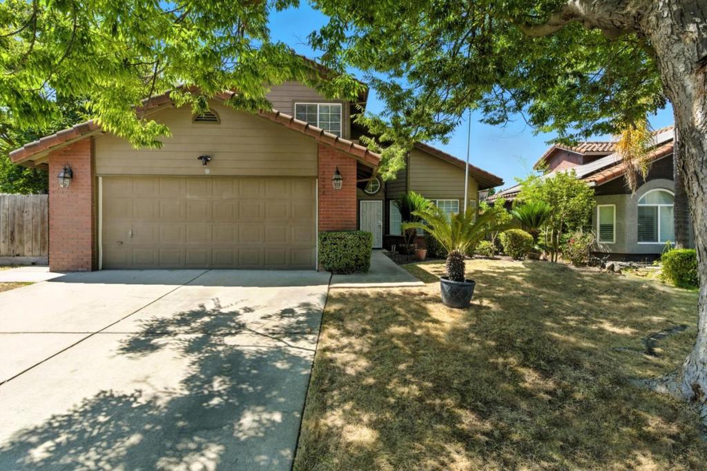 2200 Den Helder Drive Property Photo 1
