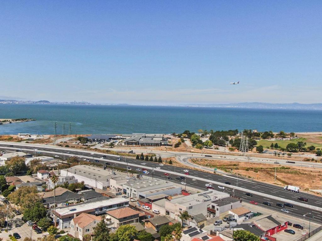 917 N Amphlett Boulevard Property Photo 16