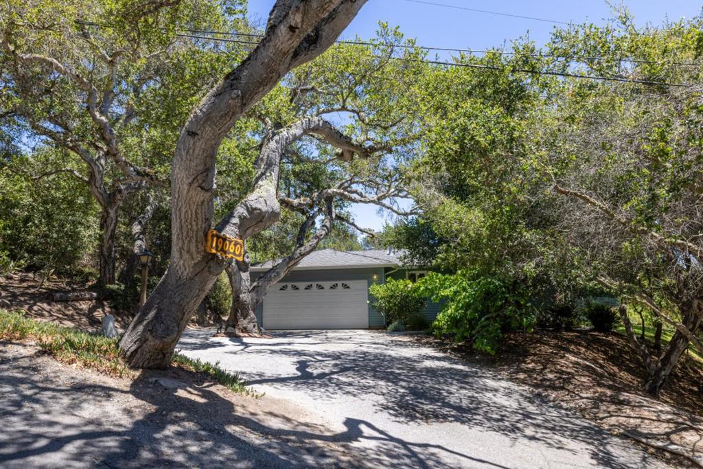 19060 Oak Heights Drive Property Photo 1