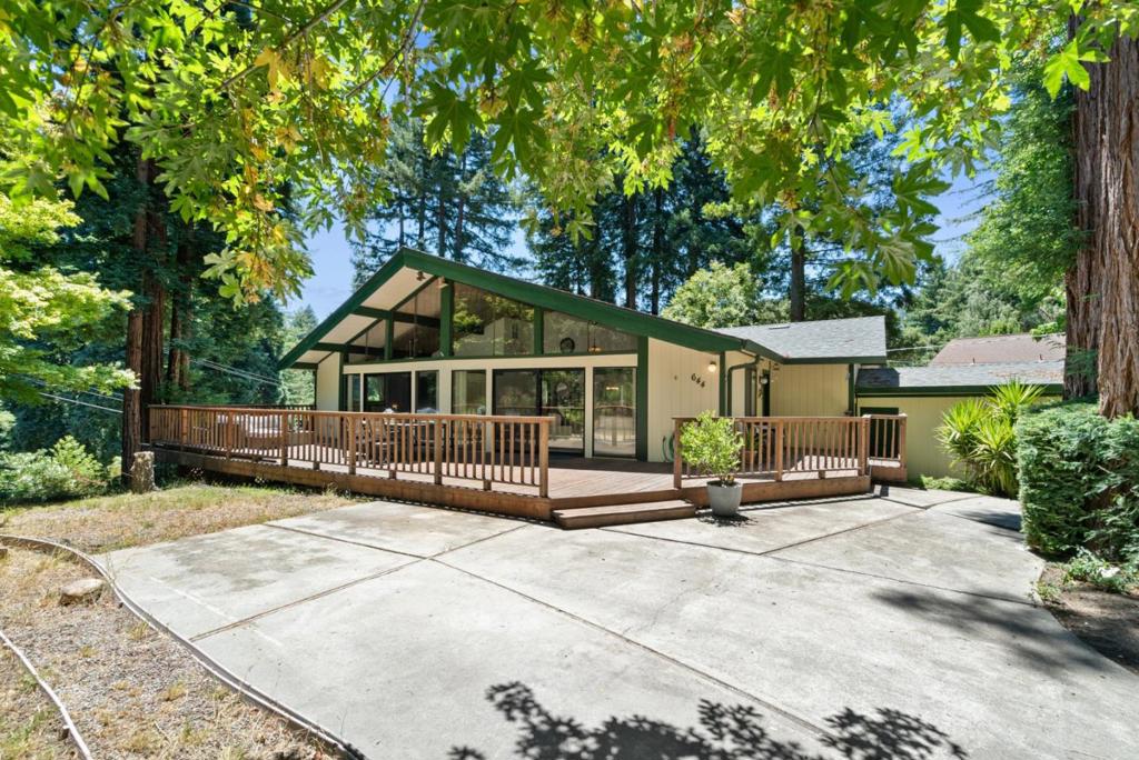 644 Debbie Drive Property Photo 1