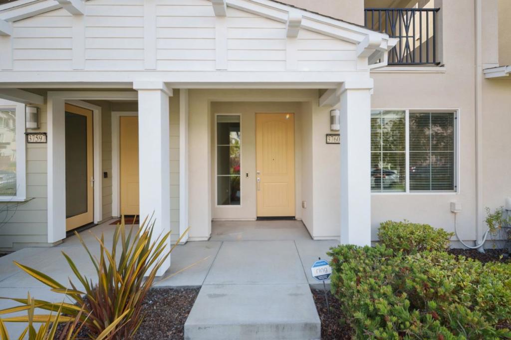 37607 Cape Cod Road Property Photo 1