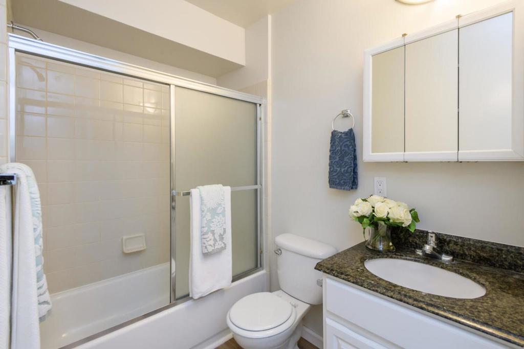 2302 Carlmont Drive Property Photo 14