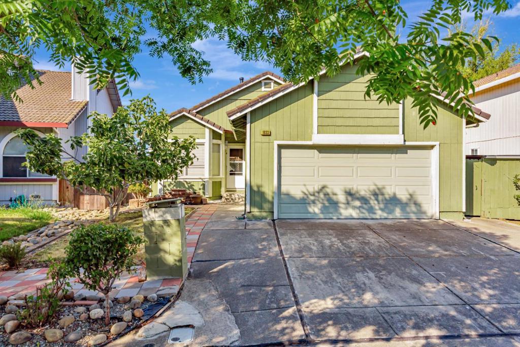 1033 Peppertree Drive Property Photo 1