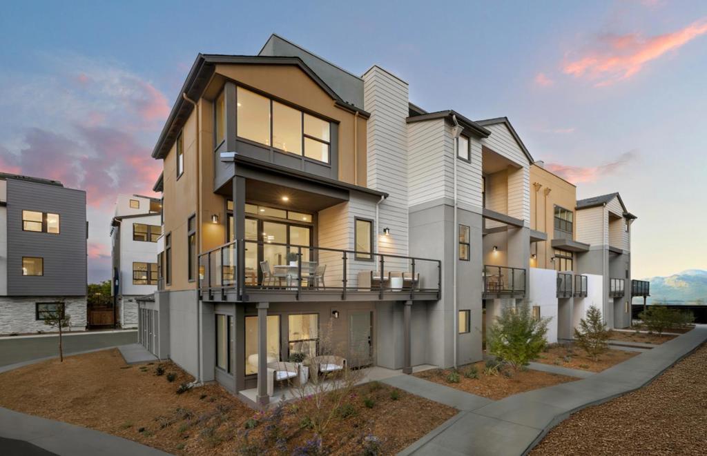 2305 Red Oak Court Property Photo 1