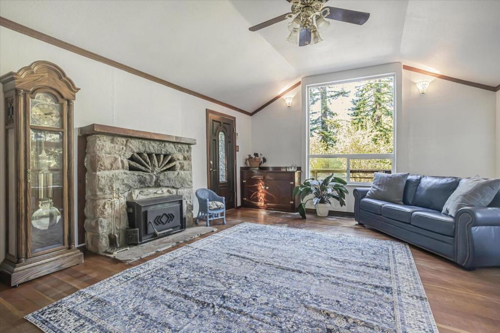 1045 Forest Way Property Photo 2