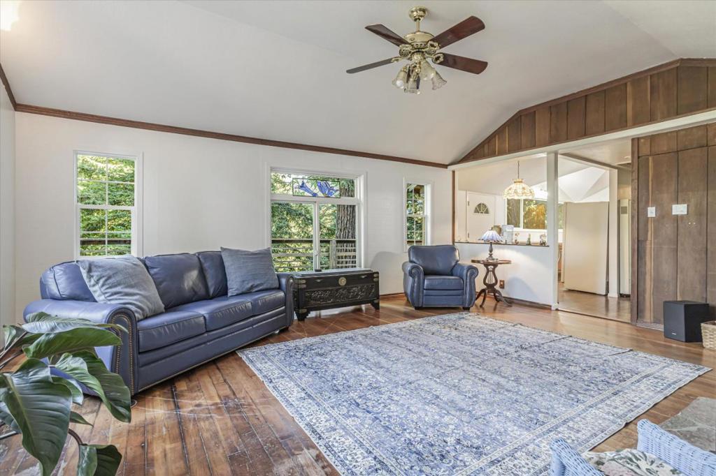 1045 Forest Way Property Photo 3