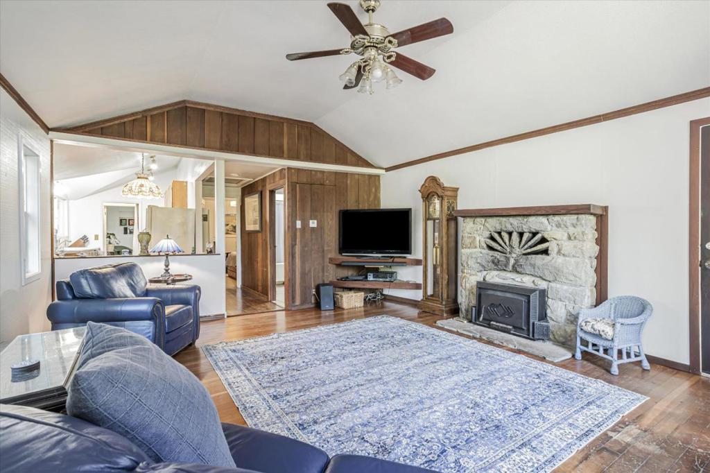 1045 Forest Way Property Photo 4