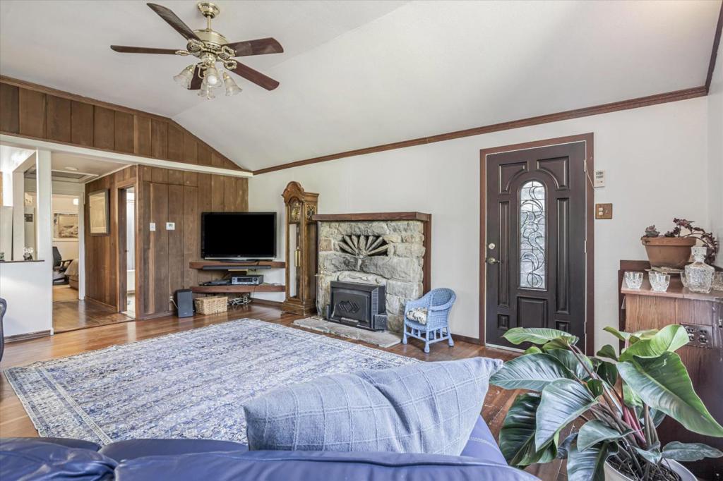 1045 Forest Way Property Photo 5