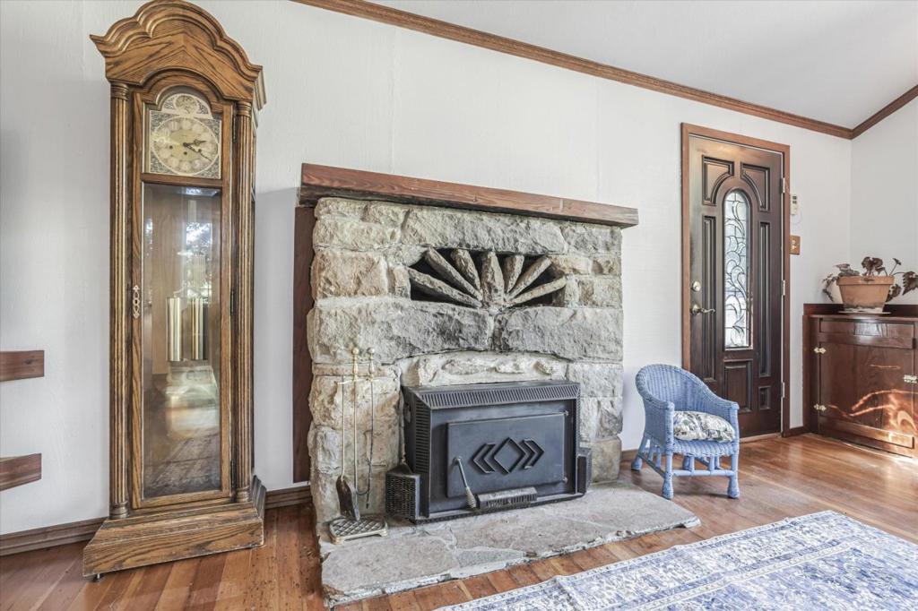 1045 Forest Way Property Photo 6