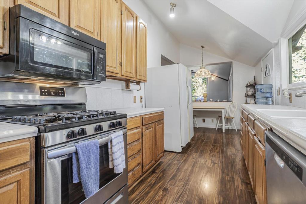 1045 Forest Way Property Photo 9