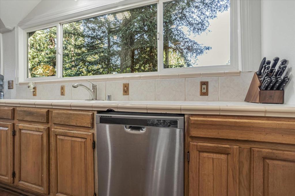 1045 Forest Way Property Photo 10