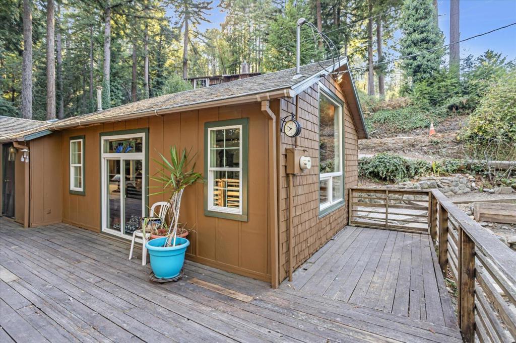 1045 Forest Way Property Photo 27