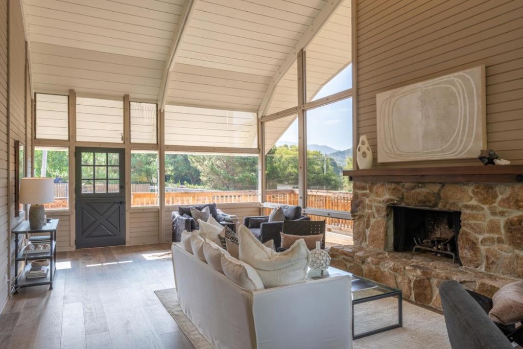 27180 Los Arboles Drive Property Photo 3