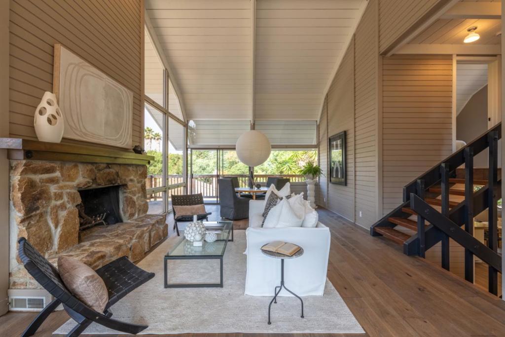 27180 Los Arboles Drive Property Photo 4