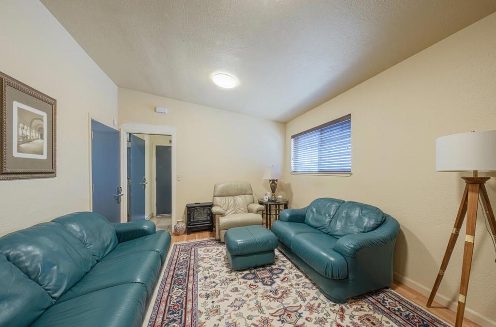6 S Wood Street Property Photo 4