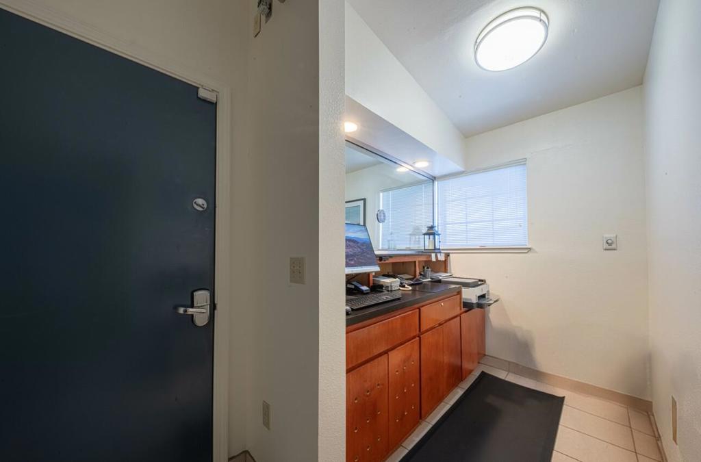 6 S Wood Street Property Photo 5