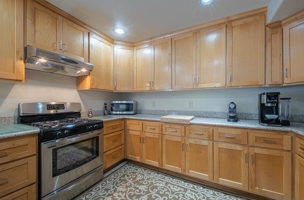 6 S Wood Street Property Photo 7
