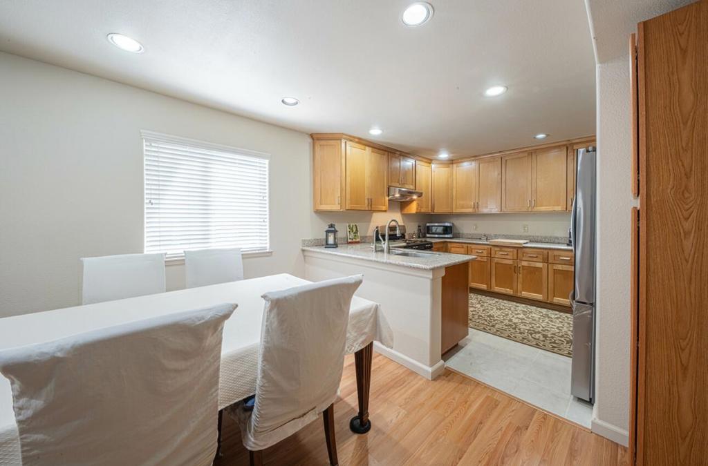 6 S Wood Street Property Photo 9