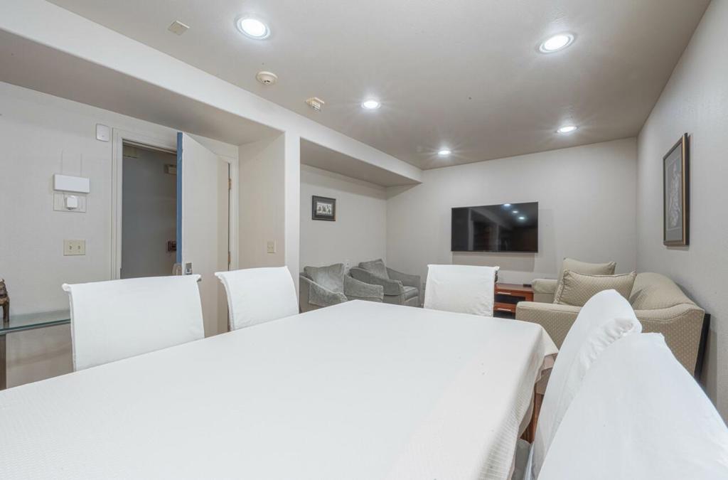 6 S Wood Street Property Photo 10