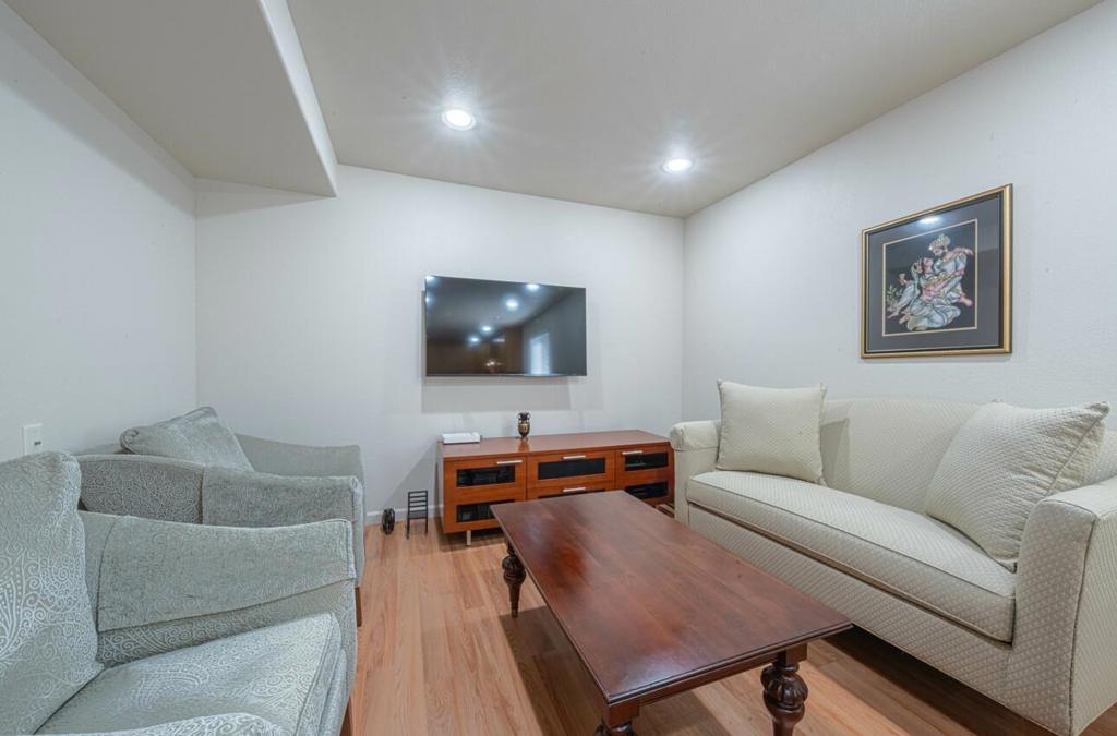6 S Wood Street Property Photo 11