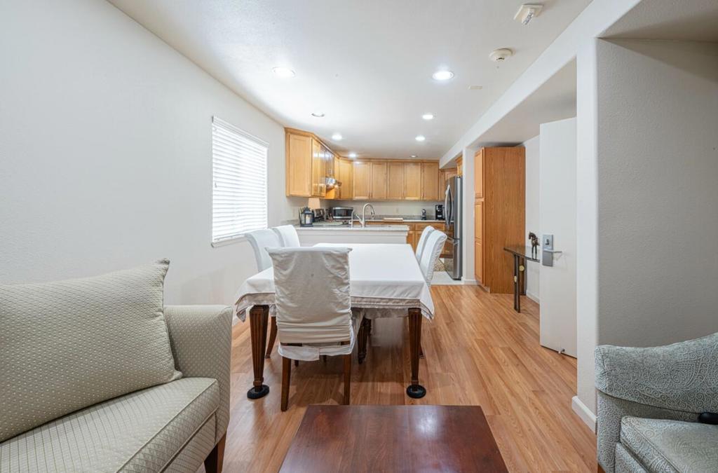 6 S Wood Street Property Photo 12