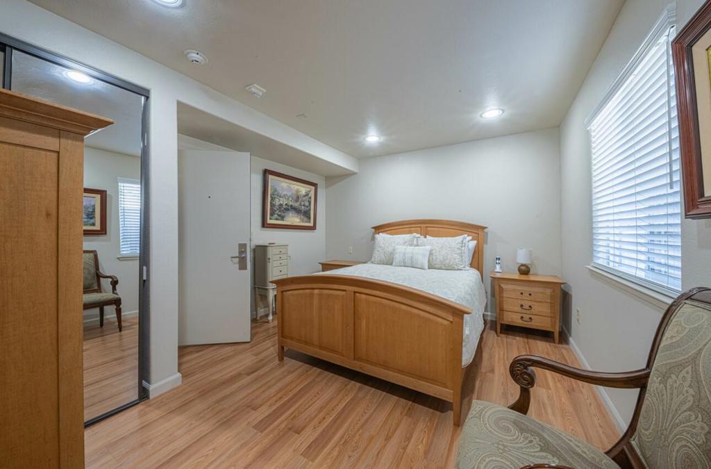 6 S Wood Street Property Photo 13