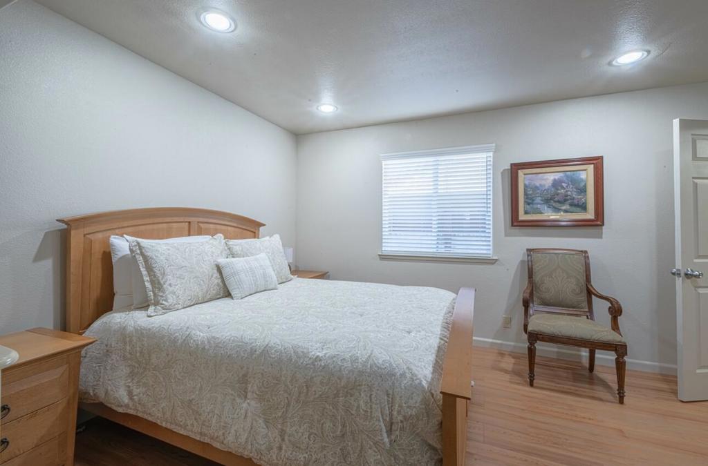6 S Wood Street Property Photo 14