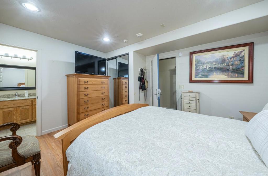 6 S Wood Street Property Photo 15