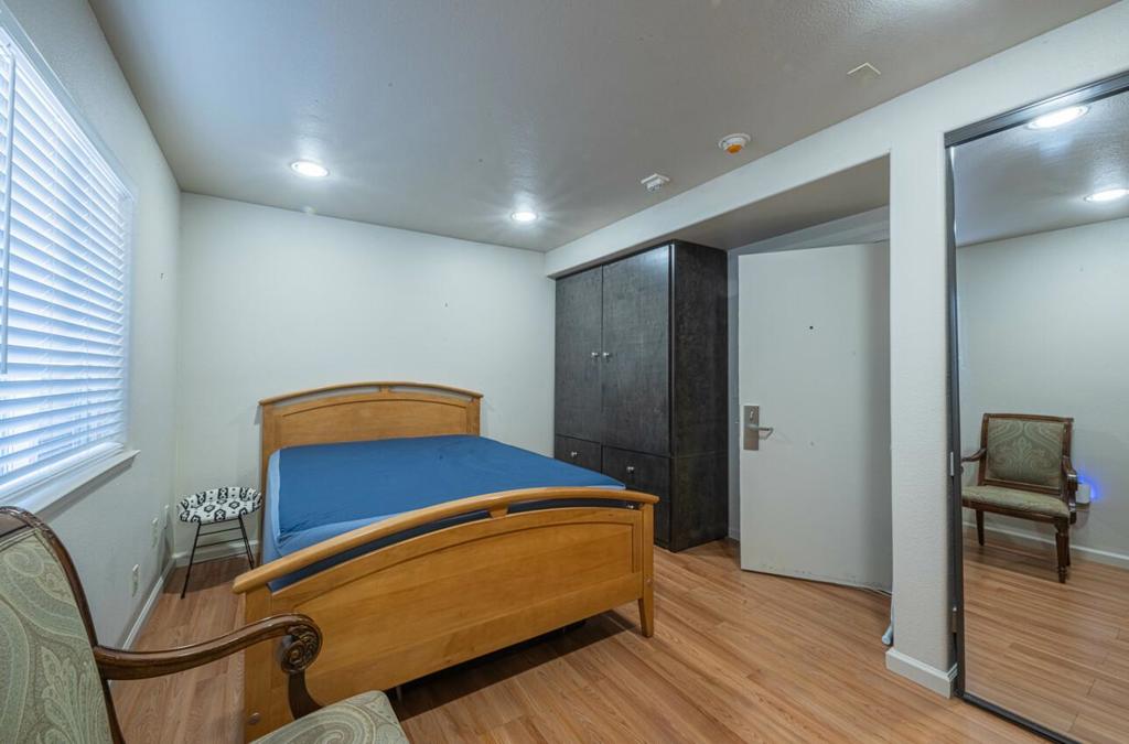 6 S Wood Street Property Photo 17