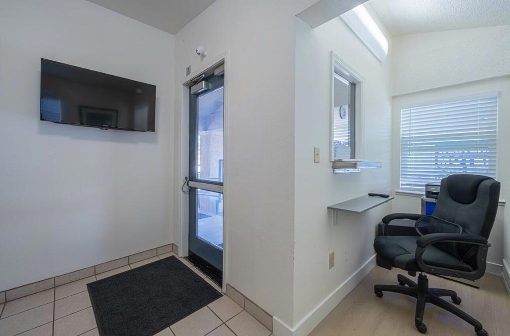 6 S Wood Street Property Photo 24