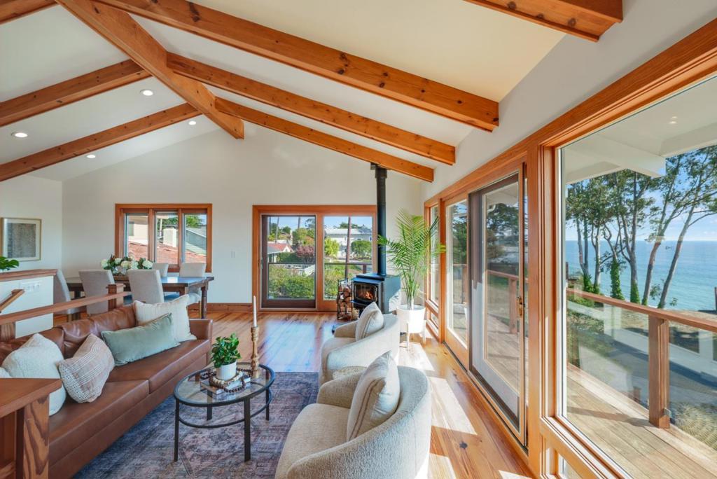 325 Kingsbury Drive Property Photo 2