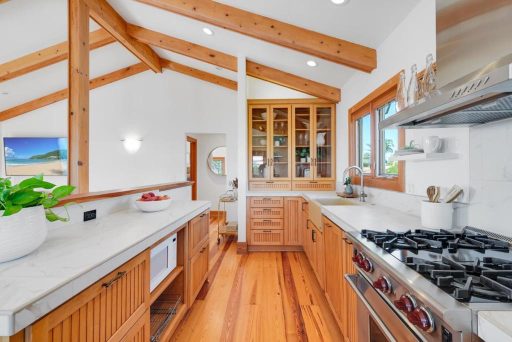 325 Kingsbury Drive Property Photo 3