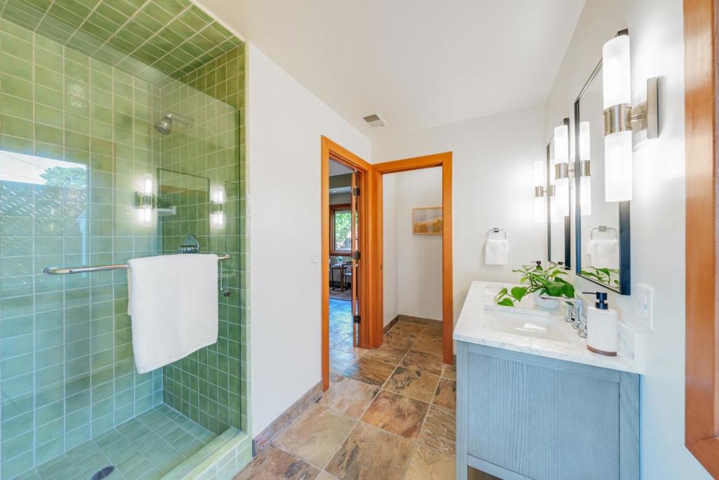 325 Kingsbury Drive Property Photo 14