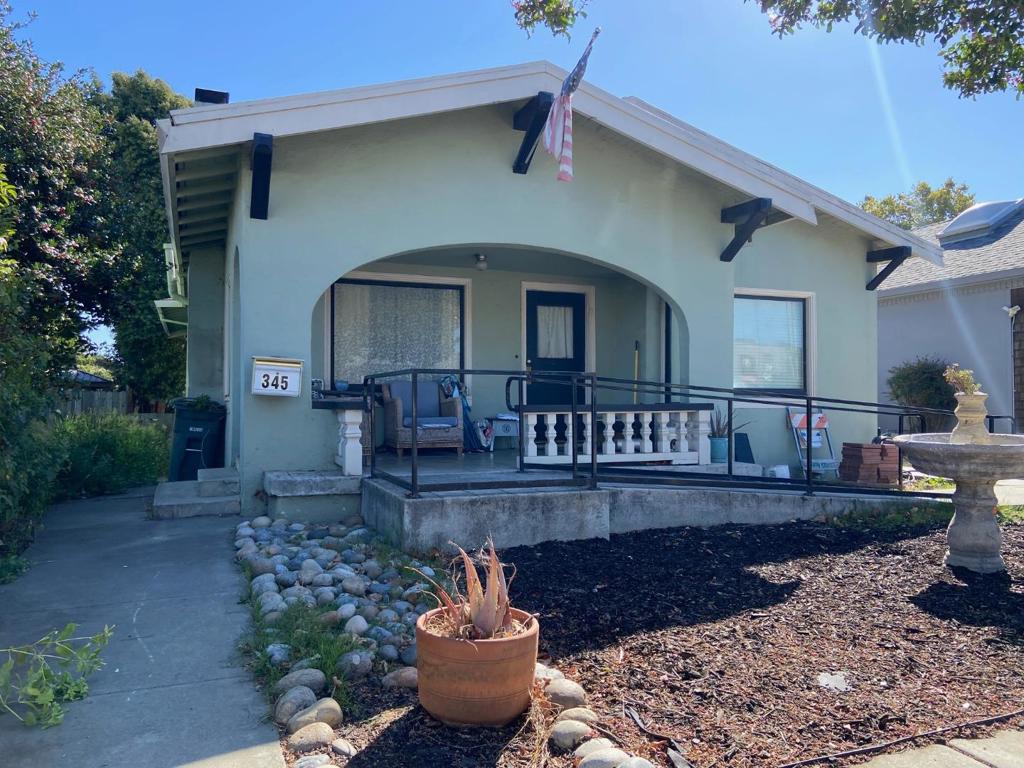 345 6th Street Property Photo 1