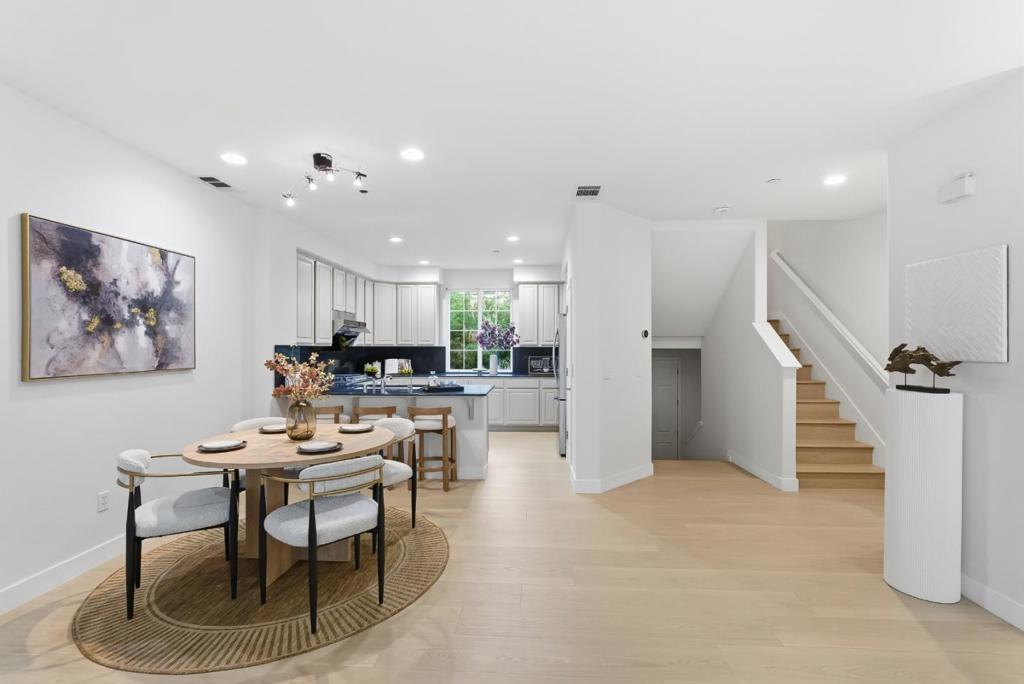 806 Sevin Terrace Property Photo 3