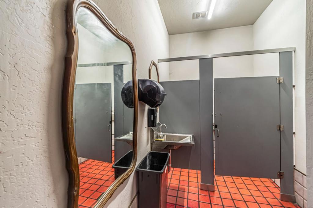 5740 Mission Street Property Photo 4