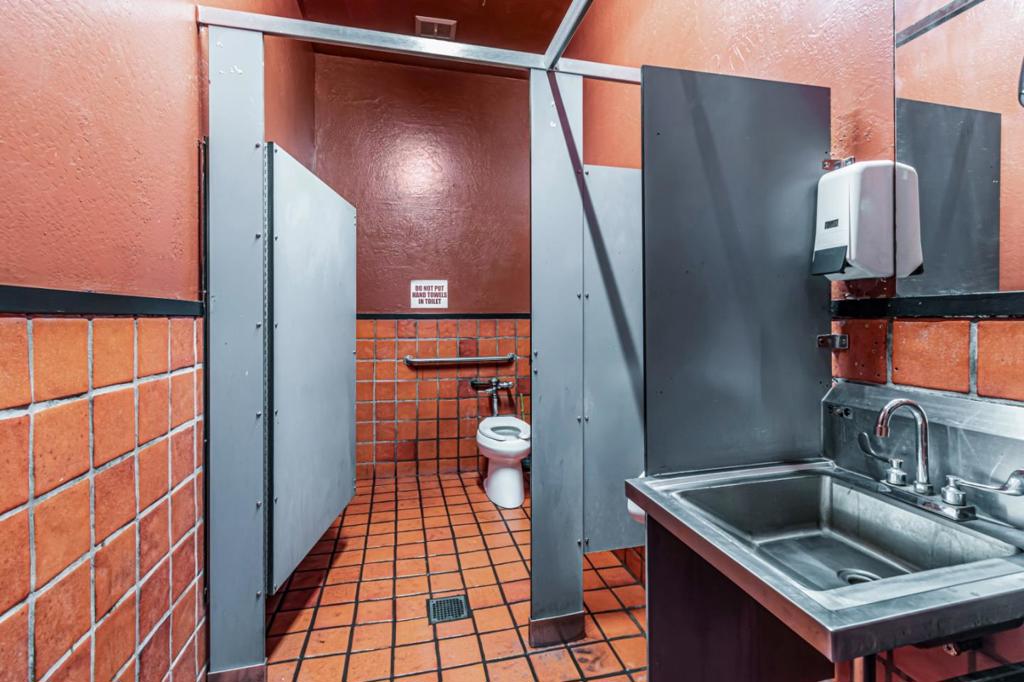 5740 Mission Street Property Photo 5