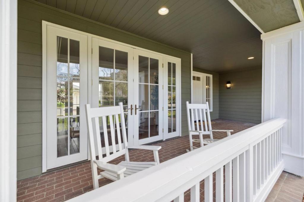 1450 Lakeview Court Property Photo 6