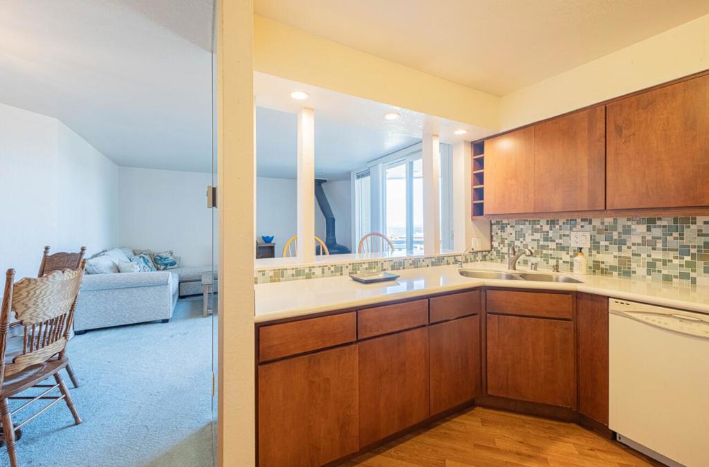 585 Hawthorne Street 103 Property Photo 14