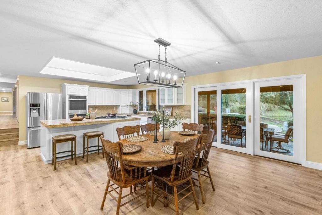 6915 Redwood Retreat Road Property Photo 11