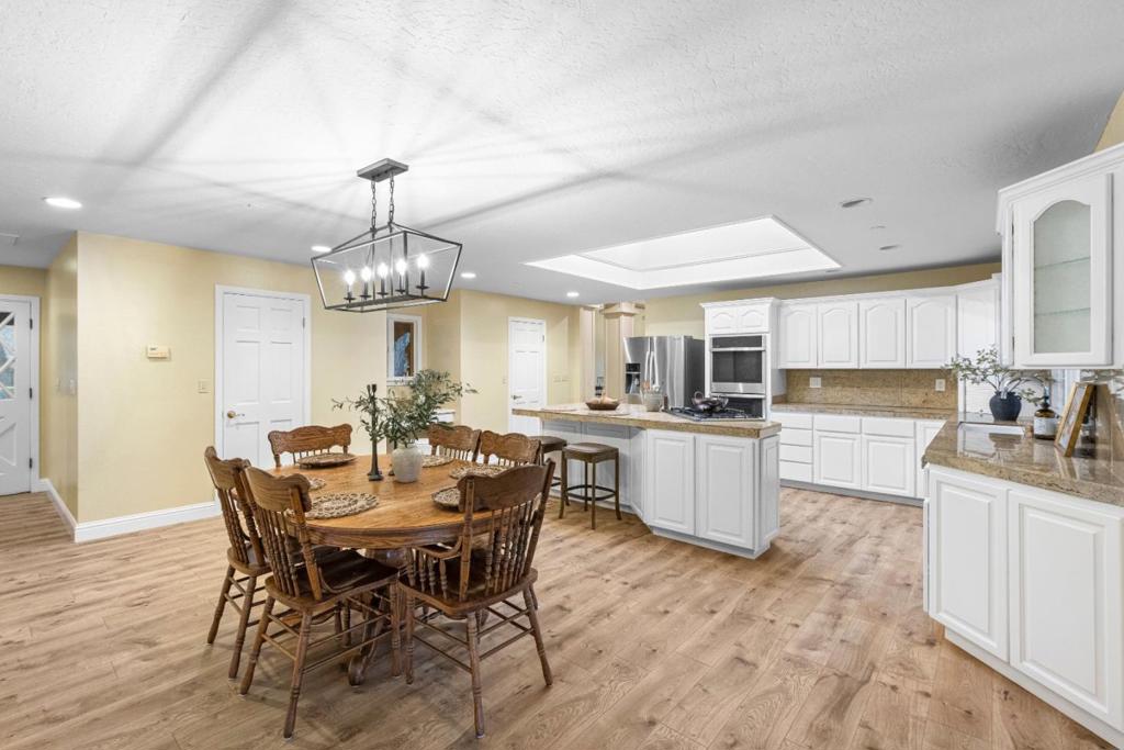 6915 Redwood Retreat Road Property Photo 12