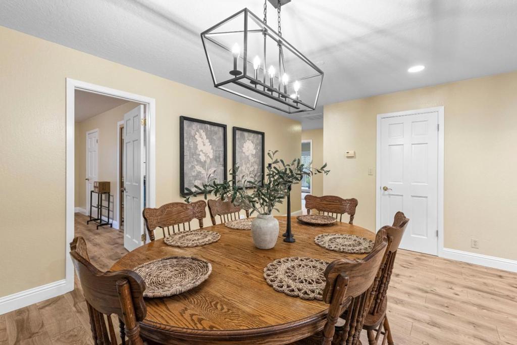 6915 Redwood Retreat Road Property Photo 13
