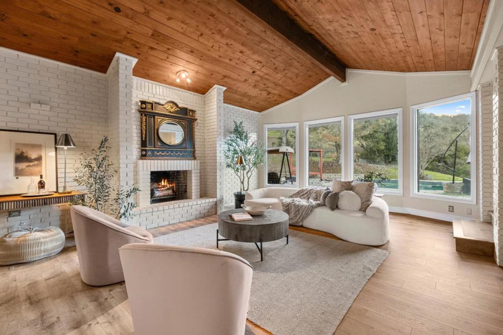 6915 Redwood Retreat Road Property Photo 14