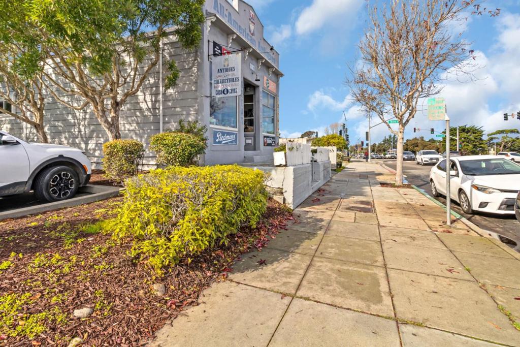 883 Lighthouse Avenue Property Photo 3