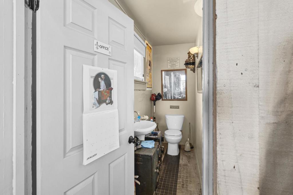 883 Lighthouse Avenue Property Photo 10